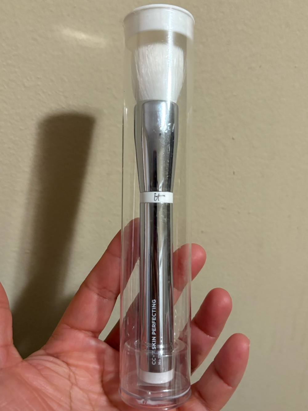 IT COSMETICS HEAVENLY SKIN
CC+Skin-Perfecting Brush #702
BrandNew Factory Sealed